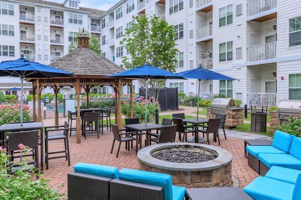 Firepit & gazebo