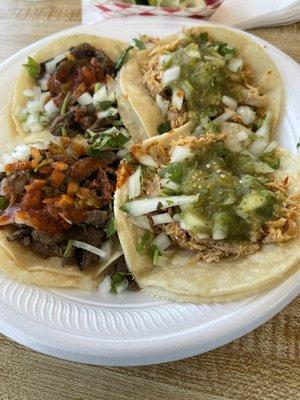 A little close up of the chicken and Asada tacos with everything on it.