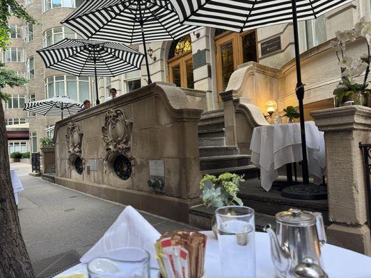 The tables halfway up the stairs (this is the former John Rockefeller townhouse) looked like great places to dine.