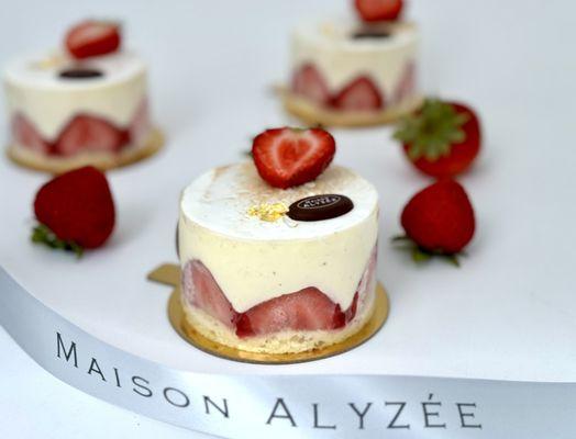 "Le Fraisier"   
 Organic vanilla sponge cake, Light vanilla cream, organic fresh strawberries, topped with soft light meringue