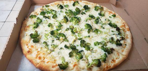 White pizza with broccoli