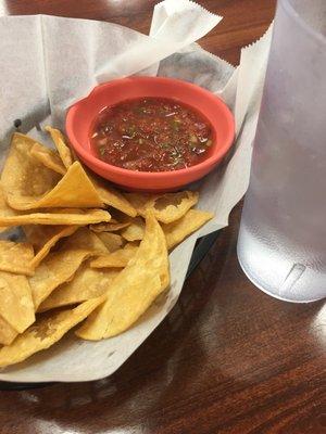 Crunchy chips with salsa