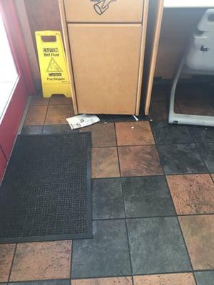 Wow what a dirty restaurant a&w in Windsor