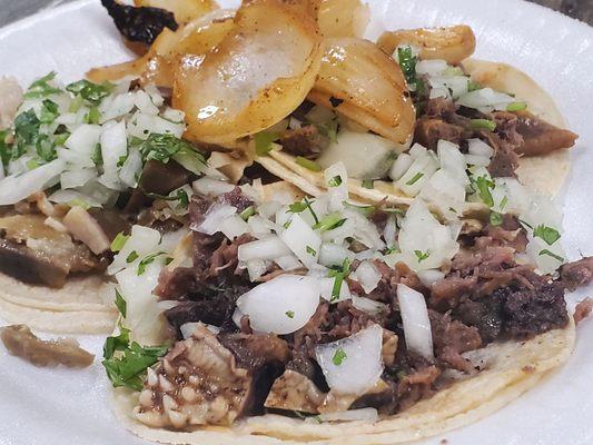 Lengua, cabeza & buche tacos