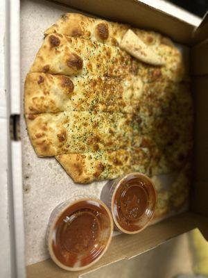 Cheesy bread and marinara