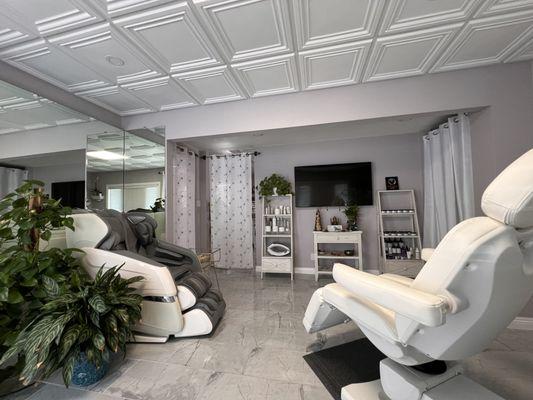 The salon is designed to provide total relaxation and a luxurious experience.