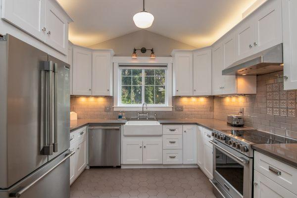 White custom kitchen cabinet