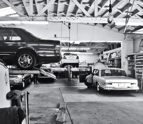 L&M Motors clean shop environment. In photo: W124 on the lift, rare 6.9 left, modern C-Class on rear lift and rare 600 right.