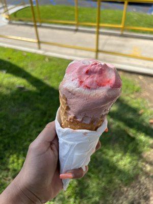 Double scoop: chocolate abuelita & fresas con crema.