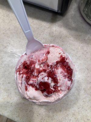 cheesecake ice cream with raspberries