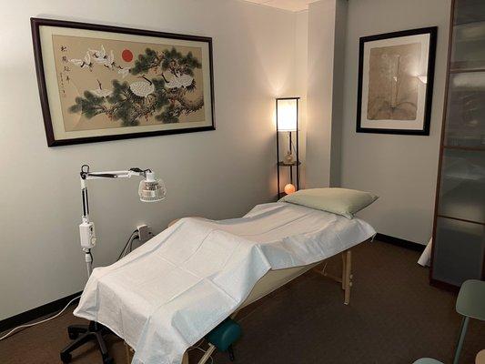 1 of our 7 treatment rooms here at Acupuncture Atlanta