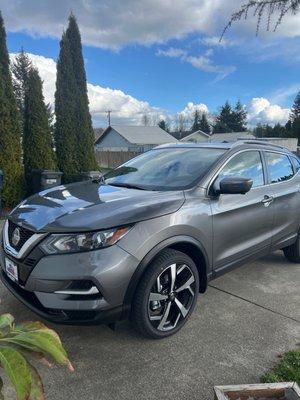 I bought this 2022 Nissan rogue at Karmart nissan, it was great car buying experience. Talk to joe Chandra.