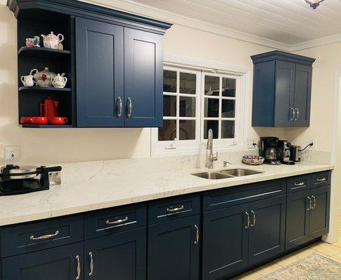 Corner shelves for display and top and bottom cabinets.