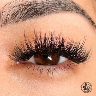 Volume-wispy lash extensions