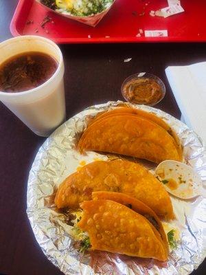 Tacos de birria con consume.