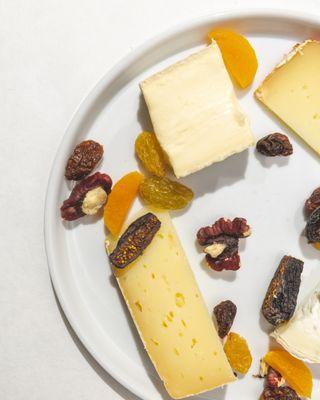 Indulge in an unforgettable lunch in Los Angeles with our handpicked selection of cheeses and charcuterie.