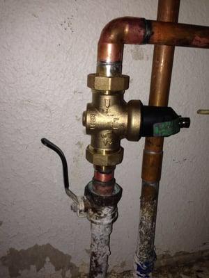 Upside down pressure regulator