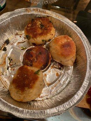 Oil soaked garlic knots. Burnt too. Not sure what's up blizzard and food was great. Not sure if this is new ownership or off day.