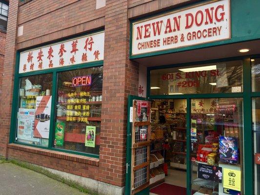 New An Dong Chinese Herbs and Grocery Entrance