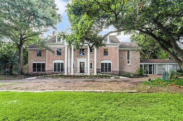 4202 S. Macgregor Way Houston Tx, Stunning 3 story, gated, 5 bdrs, 4/2 baths all formals, library, sun room w/ Terracotta tile flooring.