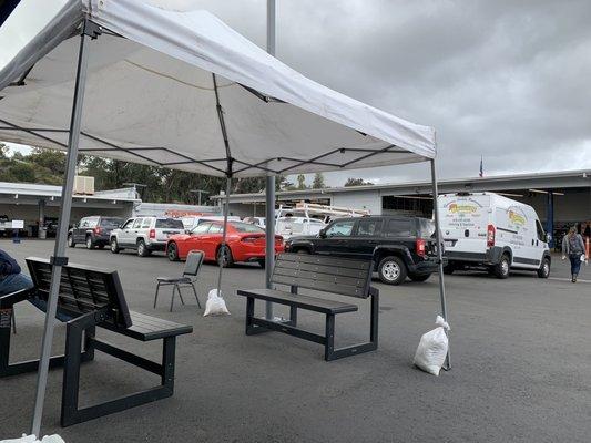 The waiting area. Sine the express lane is closed. All services combined in the "business" lot.