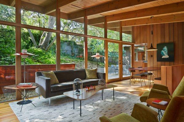 Mid-century modern living room with open plan and floor to ceiling windows for indoor-outdoor ambiance, Berkeley, California