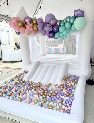 Mini 3-in-1 Bounce House with balloon garland