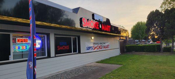 Super Smoke & Mart