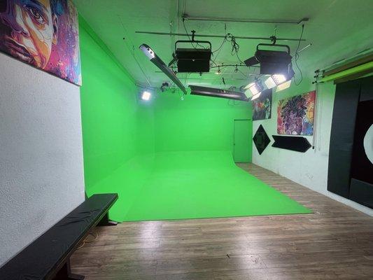 GREEN CYCLORAMA WALL