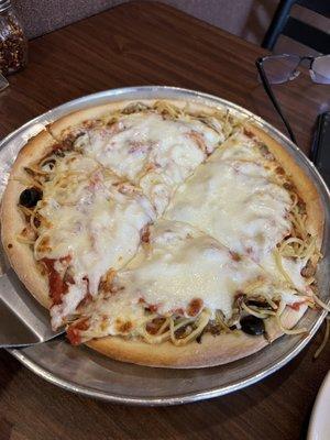 Spaghetti pizza with Italian sausage, mushrooms and black olives