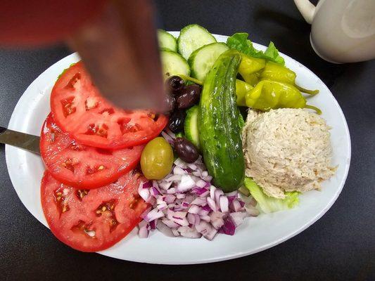 Tuna salad platter ... Bed of lettuce, delish tomatoes!, onions, cucumber, pickle, and several olives ... Both black and green.