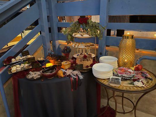 Dessert table blooms.