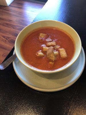 Tomato bisque bowl w croutons