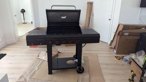 Assembling a BBQ