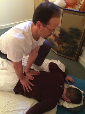 Palming the back shiatsu meridian to relieve tension.