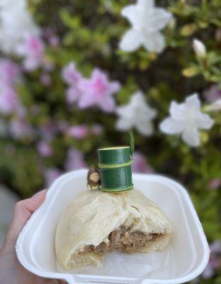 肉まん Steamed pork bao.