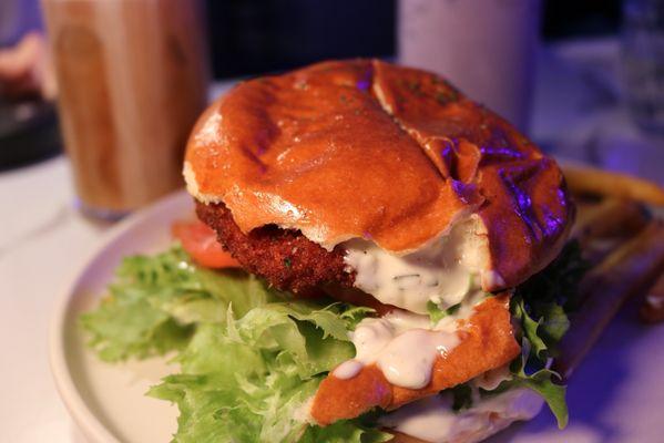 Supreme shrimp burger with Home Fries