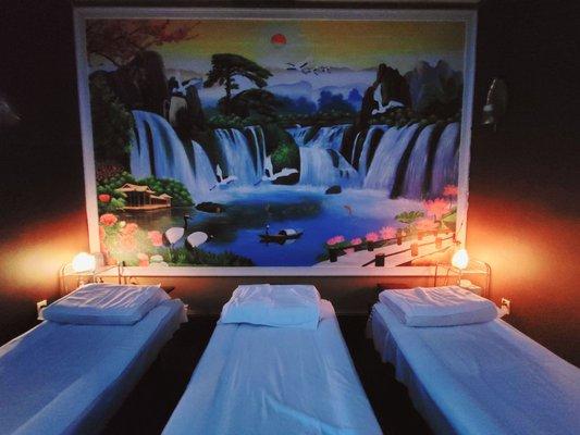 This room was gorgeous. Loved the wall sized art and that it accommodated 3 foot massage tables.