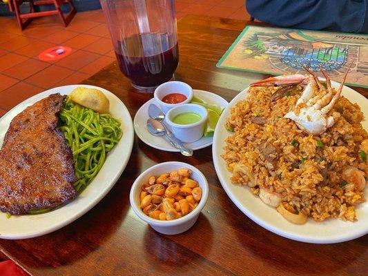 Amazing chaufa rice on the right, an okay tallarin con carne on the left.