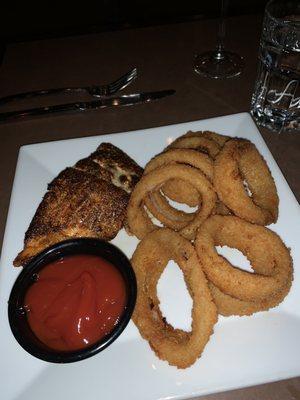 Salmon with onion rings