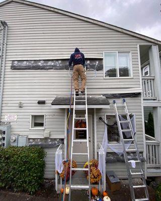 Injecting foam insulation