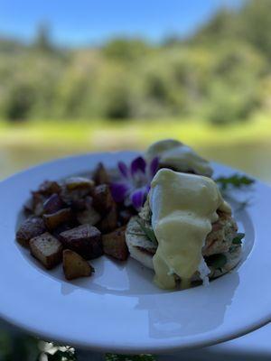 Crab cakes Benedict