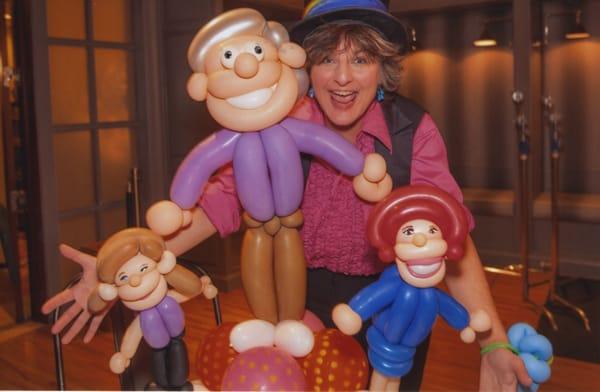 Soozi with Balloon caricatures of Jennifer Aniston, Julia Roberts and Garry Marshall from Garry Marshall's 2016 movie "Mother's Day"