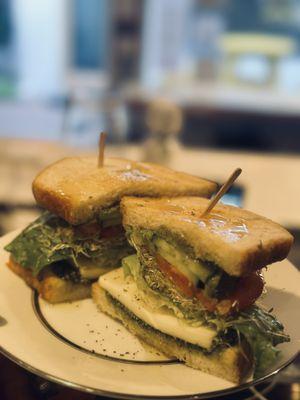 Avocado pesto sandwich !