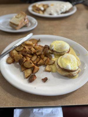 Eggs Benedict with extra crispy potatoes