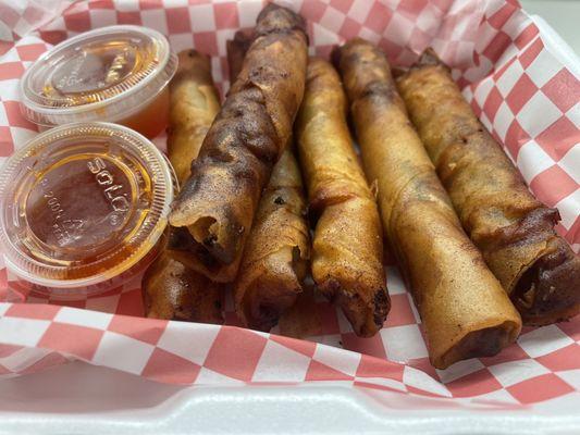 6" lumpia!!! Nobody I know of around here serves lumpia that big in length or diameter. Very tasty