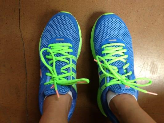 Love this color combo of blue & neon shoe lace!