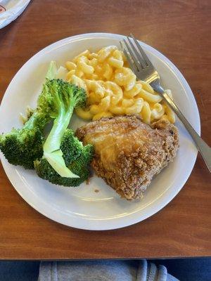 Fried Chicken, Macaroni & Cheese and Steamed Broccoli