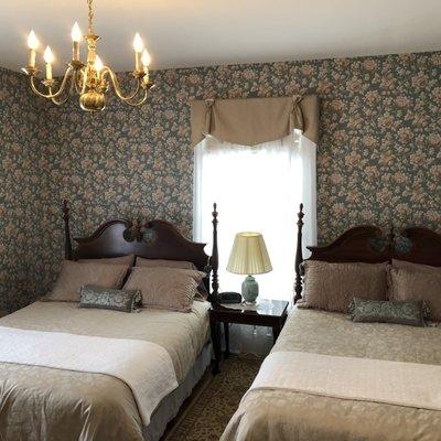 Hudson Room - Vintage elegance for families or foursomes