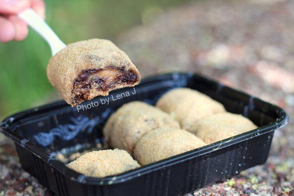 "Rolling Donkey" Rice Rolls with Sweet Bean Flour 驴打滚 ($5 for 6 pieces) - delicious!